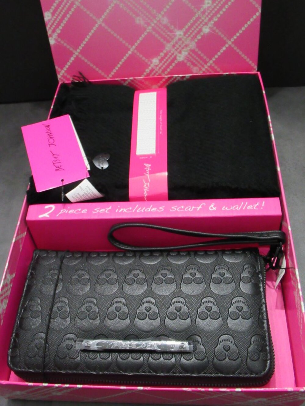 NIB Betsey Johnson 2pc Gift Set, Scarf & Embossed Skull Wallet Black Zip Around